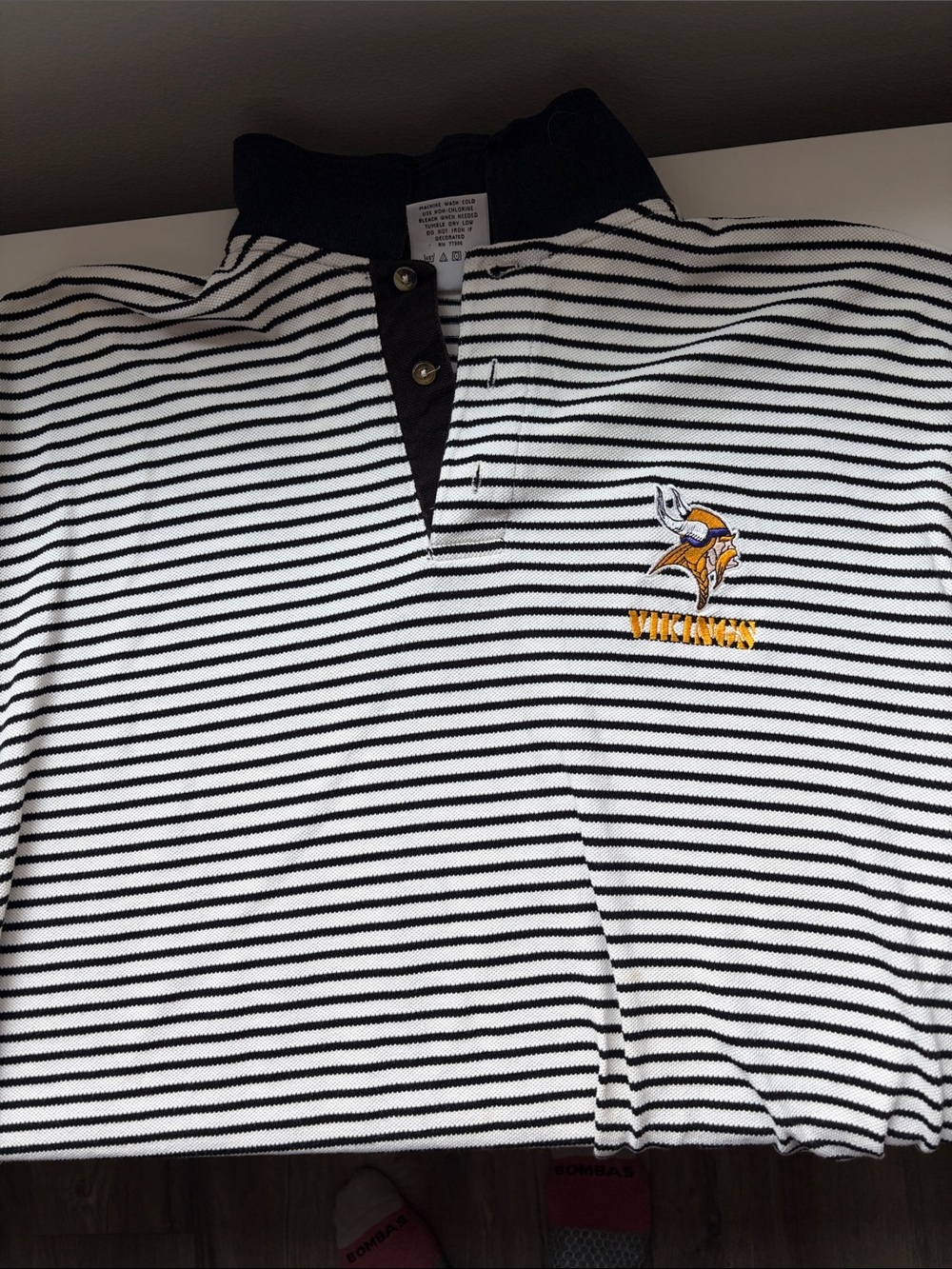 L Men's Striped Polo Shirt with Embroidered Minnesota Vikings Logo - White/Black